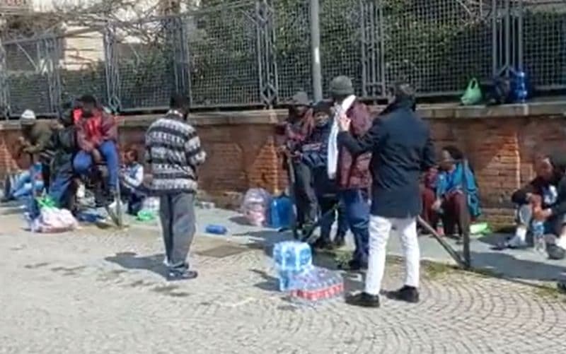 ROCCA CANAVESE - Una ventina di migranti «abbandonati» in piazza per errore