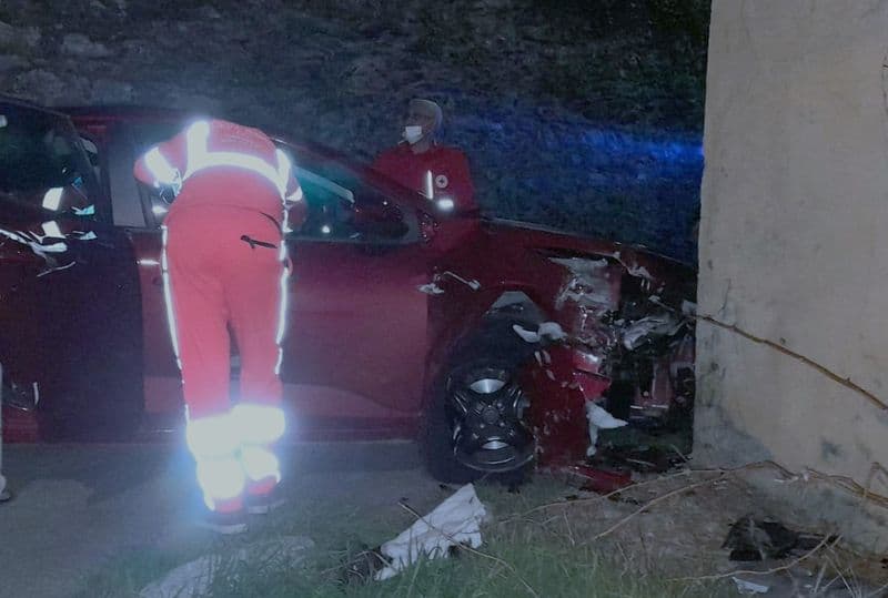 CUORGNE' - Incidente in via Trieste: si schianta con l'auto contro un muro - FOTO