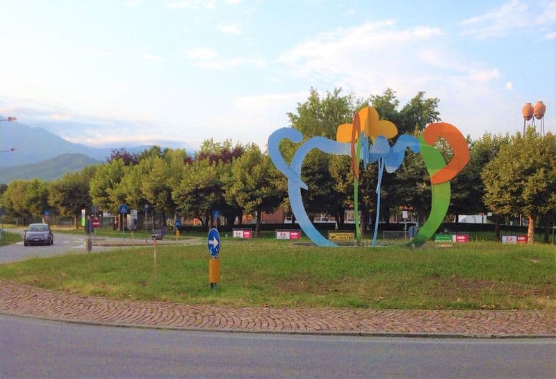 CASTELLAMONTE - Irrigazione della rotonda, è polemica sullo spreco d'acqua