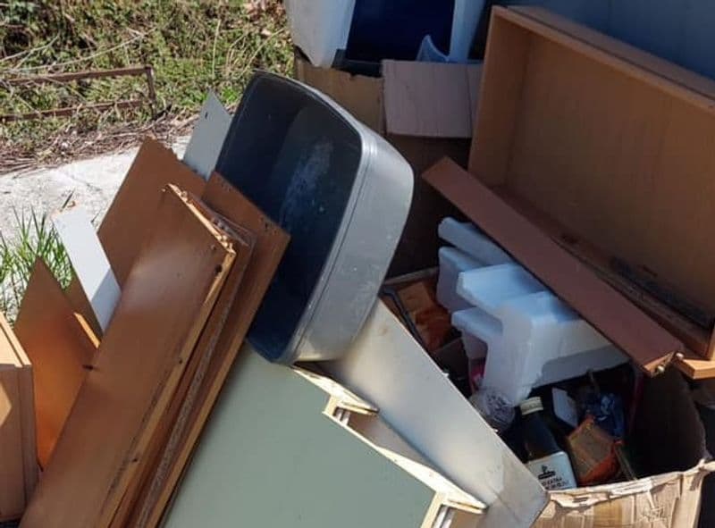 BOLLENGO - Abbandonano rifiuti in strada: beccati dalle telecamere del Comune