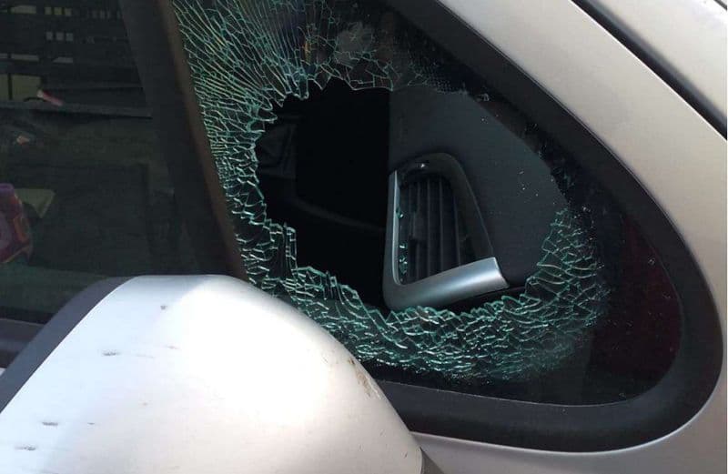 CHIVASSO - Vandali scatenati nel parcheggio dell'ospedale: danneggiate le auto dei dipendenti