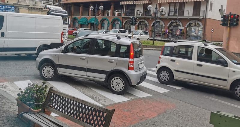 BORGOFRANCO D'IVREA - Le sbarre del passaggio a livello restano giù: traffico in tilt