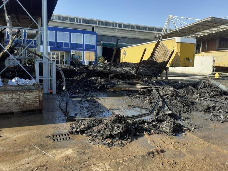 VOLPIANO - Incendio in uno stabilimento di via Brandizzo: a fuoco un camion pieno di rifiuti