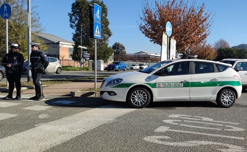 CIRIE' - Al volante ubriaco, sfiora due pedoni sulle strisce: denunciato dalla polizia locale
