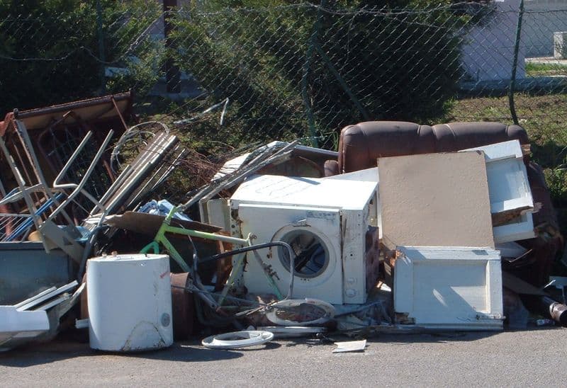 CASTELLAMONTE - Beccati mentre abbandonano rifiuti, in arrivo multe salate e denunce