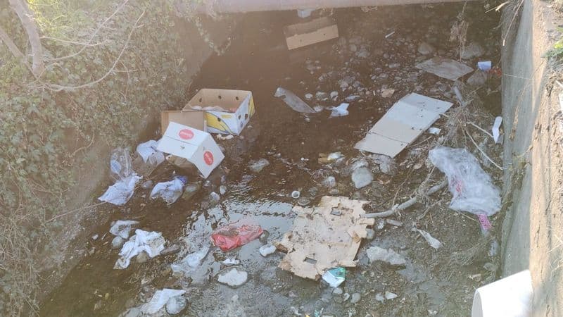 CASTELLAMONTE - Vento e incivili in azione: il canale di via Casari diventa una discarica - FOTO