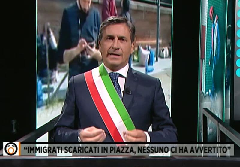 ROCCA CANAVESE - Migranti abbandonati in piazza, il sindaco Lajolo sulle tv nazionali