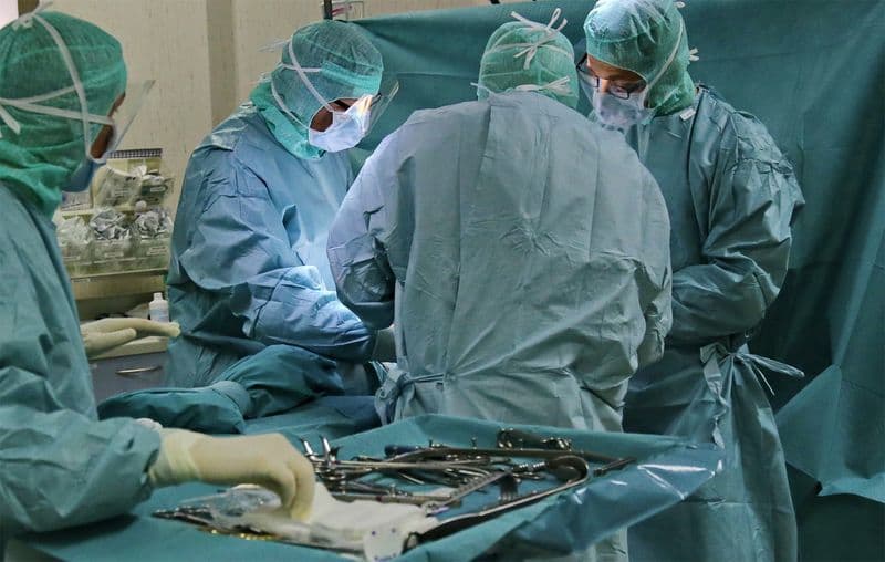 LEINI - A 18 anni colpito da un tumore alla trachea che rischia di soffocarlo: salvato dai medici delle Molinette di Torino