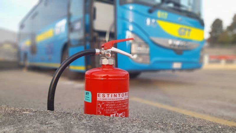 RIVAROLO CANAVESE - Vandali scaricano un estintore nel piazzale dei bus