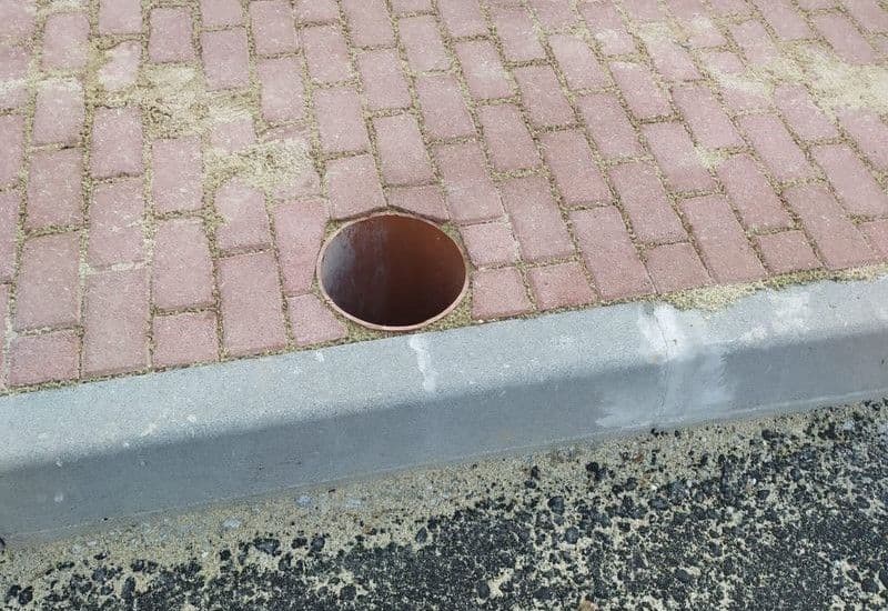 FORNO CANAVESE - Cade per una buca nel marciapiede, non vedente si ferisce ad una gamba - FOTO