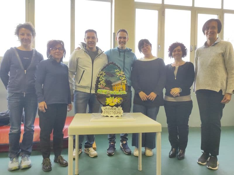 PRATIGLIONE - Un maxi uovo di cioccolato di 5 chili donato ai bimbi della scuola - FOTO
