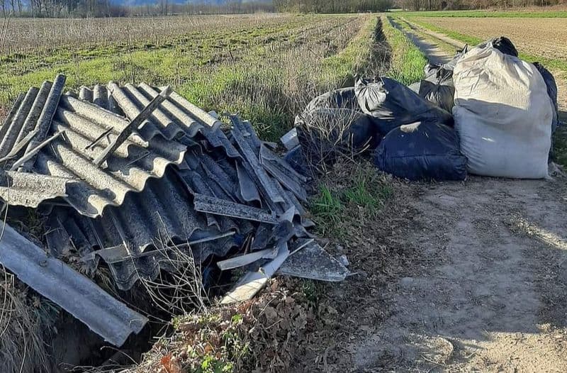 MONTANARO - Scarica lastre di eternit nei prati, beccato dalla polizia locale