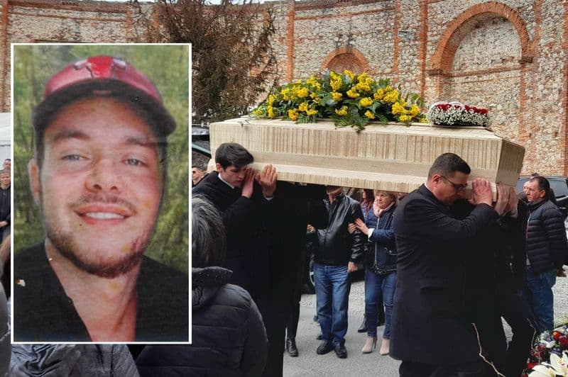 CASTELLAMONTE - Una folla silenziosa e commossa per l'addio al giovane Emanuele Nigra Gattinotta