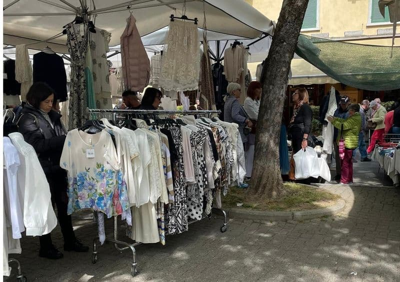 RIVAROLO CANAVESE - Mercato in corso Torino, ambulanti del sabato furenti per la collocazione dei banchi - FOTO