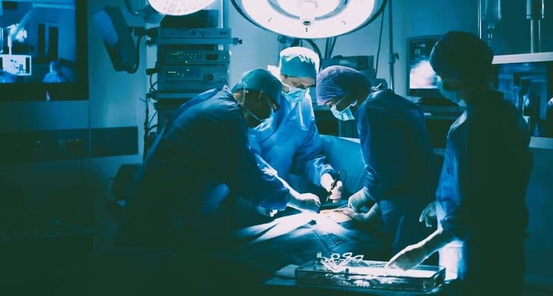 STRAMBINELLO - Salvati giovane mamma e neonato: la ragazza dà alla luce il bimbo e poi le viene asportata una massa grande quanto un melone dal petto