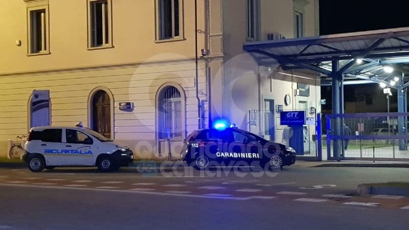 RIVAROLO CANAVESE - Violenza in stazione: vuole viaggiare senza biglietto e picchia l'autista del bus