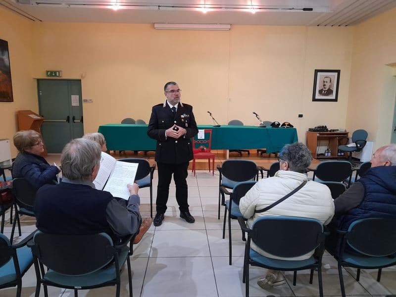 CASTELLAMONTE - Basta truffe: i carabinieri incontrano la popolazione - FOTO