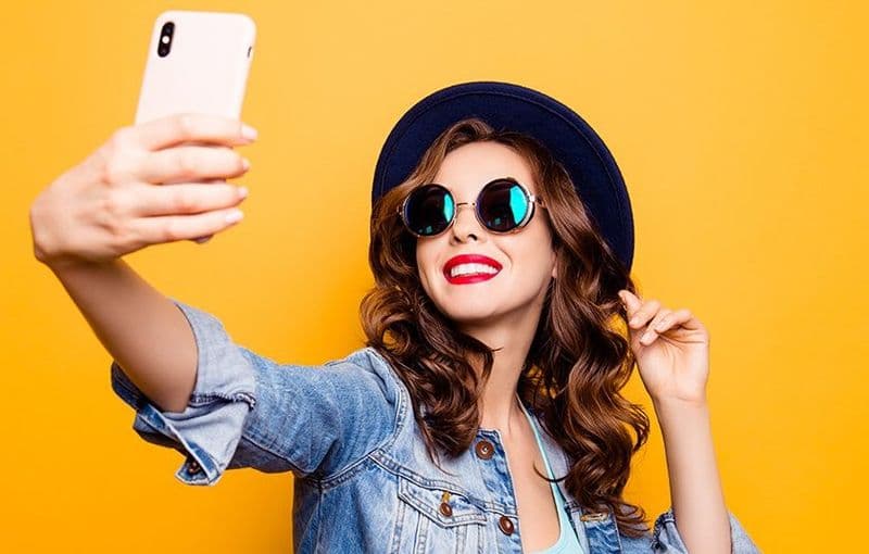 SOCIAL – Secondo la scienza il selfie non è vanità