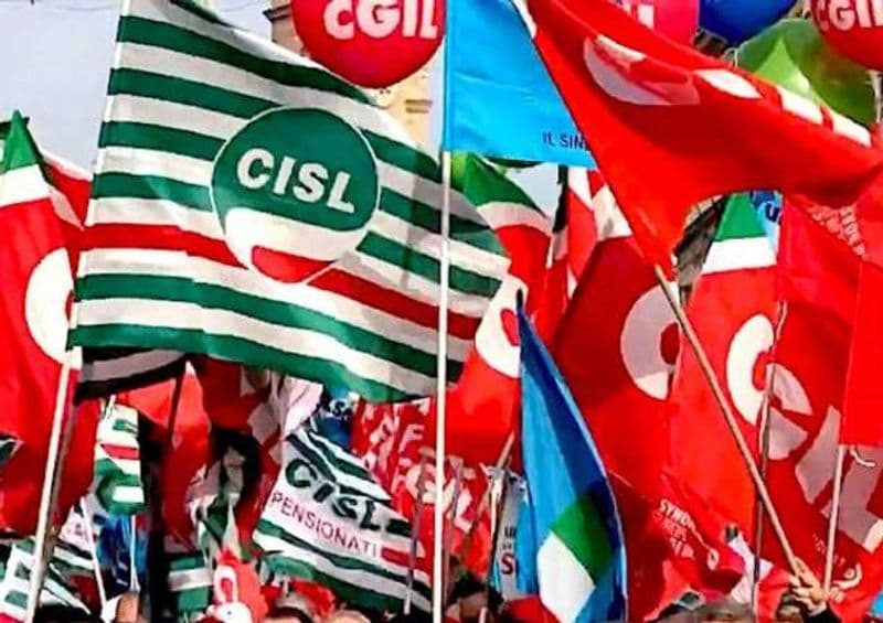 IVREA - Preoccupa la situazione della Wind3, lavoratori scendono in piazza davanti al municipio