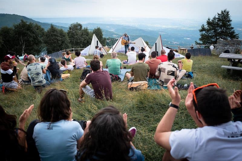 CASTELNUOVO NIGRA - Uno spettacolo unico tra narcisi e natura: Apolide Drops concede il bis - FOTO