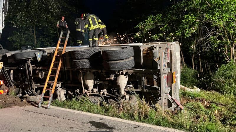 MONTALENGHE - Concluso in nottata il recupero del camion ribaltato in via Ivrea - FOTO