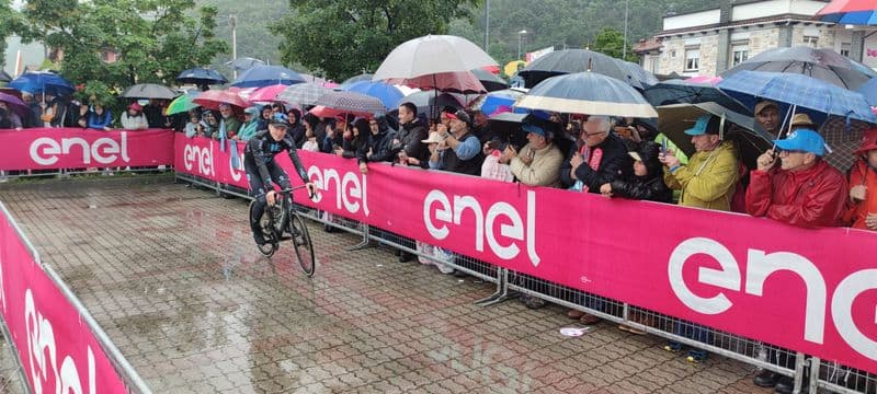 GIRO D'ITALIA - Salta la partenza di Borgofranco per maltempo: tappa accorciata. I ciclisti in parata nelle vie del centro - FOTO e VIDEO