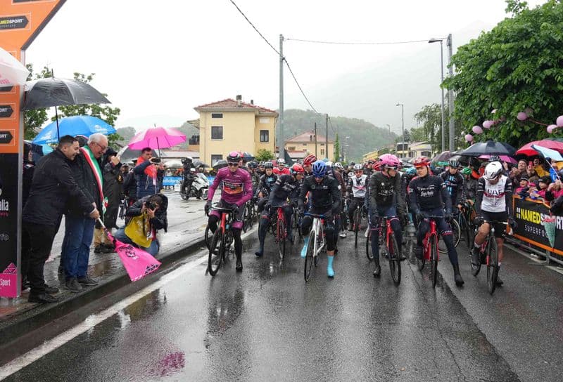 GIRO D'ITALIA - Maltempo, partenza saltata a Borgofranco: giusto così? - FOTO