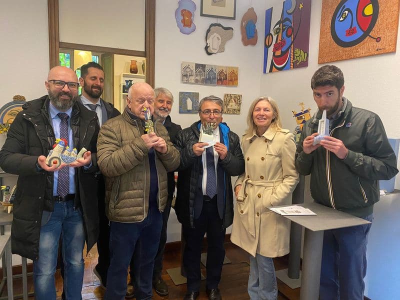 CASTELLAMONTE - Inaugurata la mostra «Ceramiche sonore ed altro»