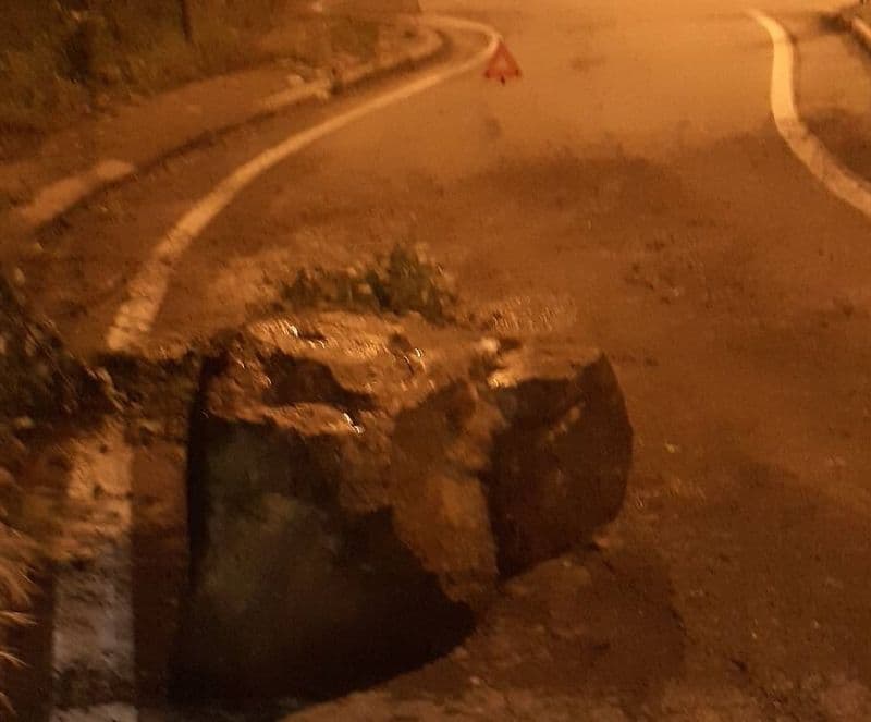 PONT CANAVESE - Maltempo, un masso precipita in via Valle dell'Orco: intervento dei vigili del fuoco - FOTO