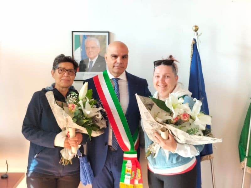 BANCHETTE - Salvano una concittadina da un'aggressione, due donne premiate dal sindaco per il loro coraggio