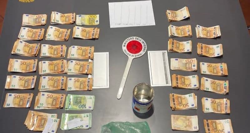 IVREA - Spaccio di droga anche dai domiciliari, 27enne torna in carcere beccato dalla polizia: in casa 60 mila euro in contanti