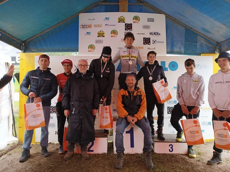 FRONT CANAVESE - La pioggia non ferma i bikers: un successo l'Xco del Castello - FOTO