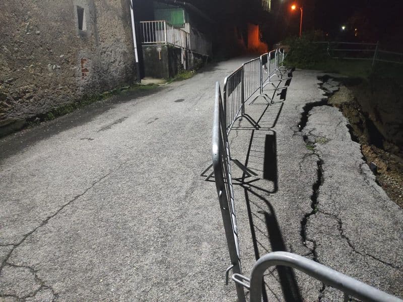 PRATIGLIONE - Maltempo, crolla il muro di contenimento vicino alla chiesa parrocchiale: strada chiusa - FOTO