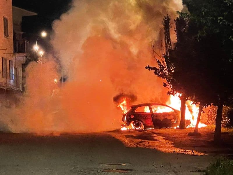 SAN COLOMBANO BELMONTE - Incendio nel parcheggio, auto distrutte dalle fiamme - FOTO