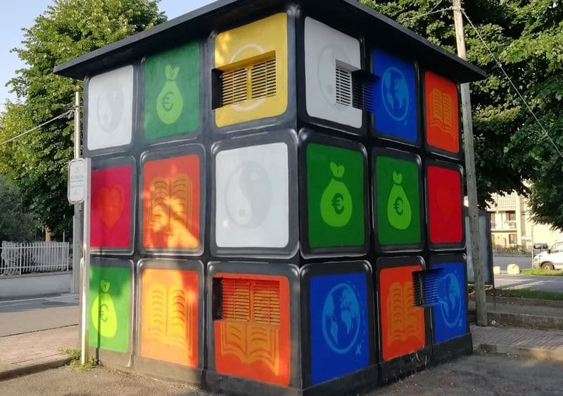 LEINI - La cabina dell'Enel diventa un cubo di Rubik con la Street Art - FOTO