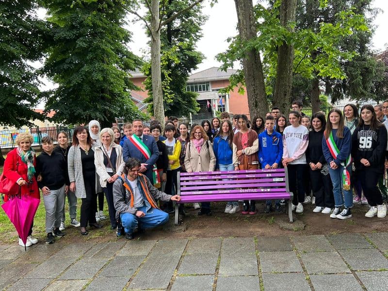 FAVRIA - Inaugurata nel parco Martinotti la panchina viola della gentilezza