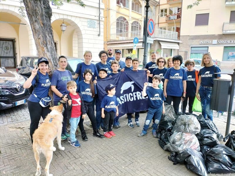 CASTELLAMONTE - Plastic Free, grandi e piccini ripuliscono la città da 200 chili di rifiuti - FOTO