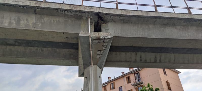 IVREA - Crollano calcinacci di cemento dal Terzo Ponte, area transennata in via Dora Baltea - FOTO