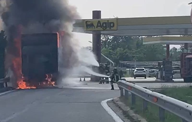 TANGENZIALE TORINO - Camion di medicine prende fuoco vicino alle pompe di benzina - FOTO e VIDEO