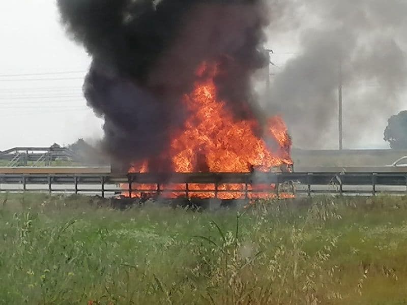 CHIVASSO - Camion prende fuoco durante la marcia: attimi di paura sull'autostrada Torino-Milano