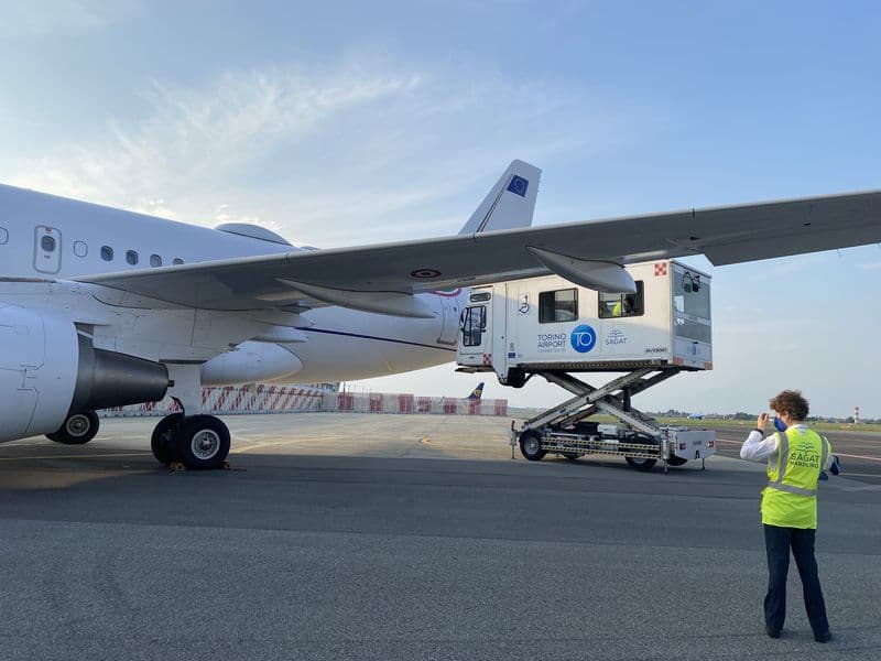 CASELLE - Prende la meningite in Giappone, rientra con un volo di Stato ma muore appena arrivata in Italia