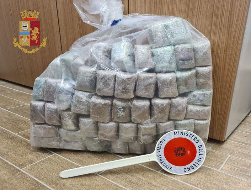 CONTROLLI ANTIDROGA - Automobilista con 29 chili di hashish portato in carcere a Ivrea