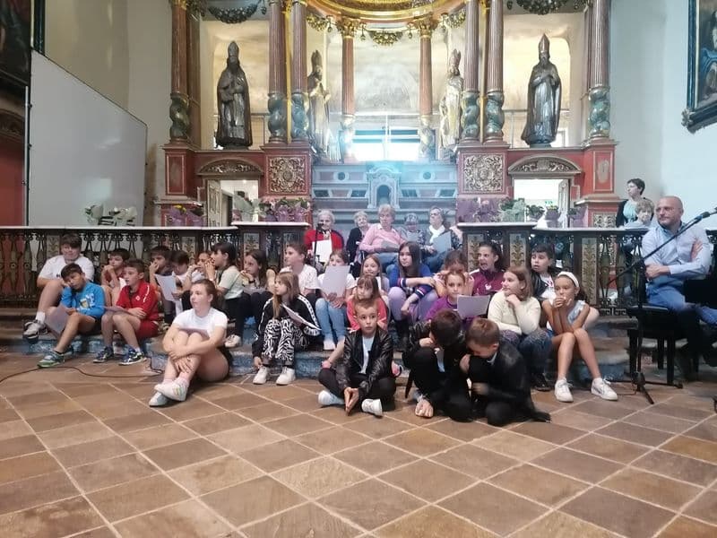 CUORGNE' - Il coro degli studenti e quello degli ospiti della Casa di riposo strappano applausi - FOTO