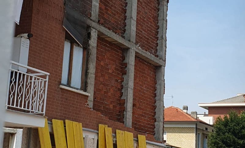 CIRIE' - Crolla la facciata di una palazzina: tragedia sfiorata in via Ginestre