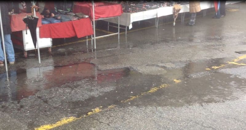 IVREA - Il mercato sprofonda, gli ambulanti lanciano l'allarme: «Sono anni che la situazione è difficile ma nessuno fa nulla» - FOTO