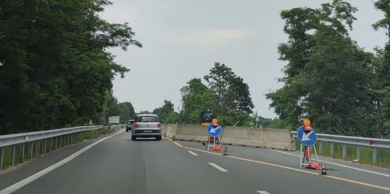 LEINI - Lavori sulla 460, code chilometriche anche se nel cantiere non lavora nessuno