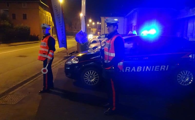 VOLPIANO - Evaso dai domiciliari non si ferma all'alt dei carabinieri, guida senza patente e si schianta: trentenne arrestato a Torino