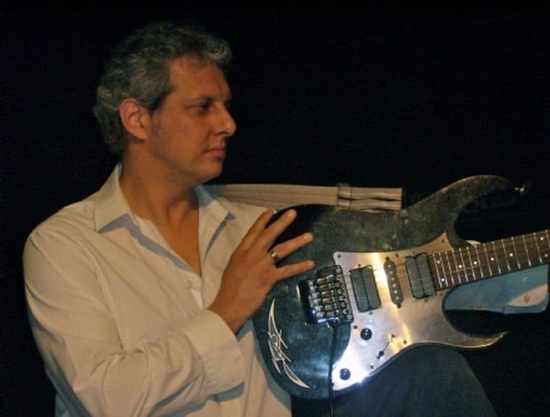 BORGARO - Albero crolla sul taxi e uccide il conducente, apprezzato chitarrista: cinque indagati per omicidio colposo