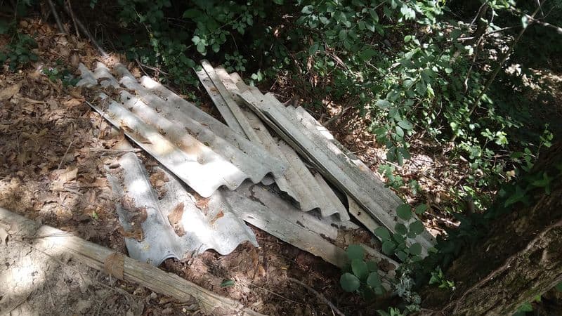 CASTELLAMONTE - Abbandonano lastre di eternit a Filia sulla strada per Case Morozzo
