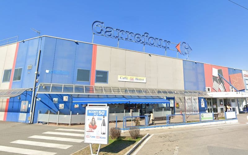 LEINI - Topi nell'edificio, riapre il supermercato Carrefour dopo il sopralluogo dei carabinieri del Nas